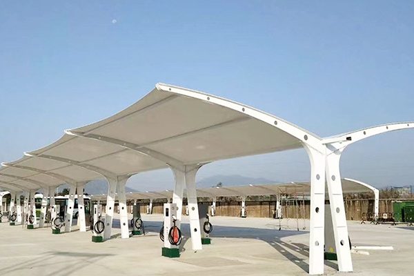 充電樁膜結(jié)構(gòu)車棚雨棚一般選用什么膜材比較合適呢？